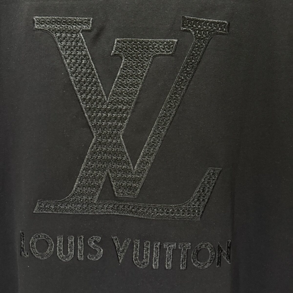P65 款号TM1128 LV 路易威登胸口小标后背 logo 字母刺绣圆领短袖 面料：280 克32支双纱纯棉面料 工艺：重工精梳棉 螺纹同缸同色 整体不会有色差 当下热度爆款 男女情侣款 定制原版一致辅料 三标齐全 os宽松版型 最大可穿到200斤左右 颜色：黑色 白色 尺码：S M L XL