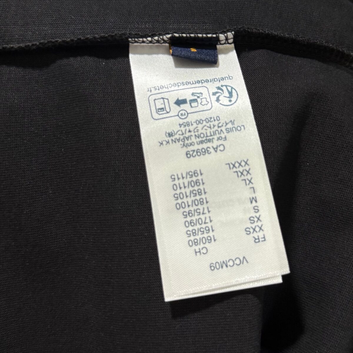 P65 款号TM1128 LV 路易威登胸口小标后背 logo 字母刺绣圆领短袖 面料：280 克32支双纱纯棉面料 工艺：重工精梳棉 螺纹同缸同色 整体不会有色差 当下热度爆款 男女情侣款 定制原版一致辅料 三标齐全 os宽松版型 最大可穿到200斤左右 颜色：黑色 白色 尺码：S M L XL