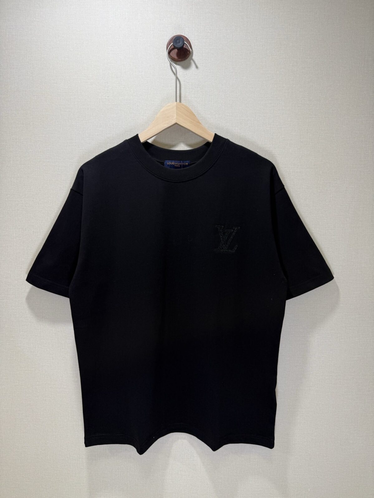 P65 款号TM1128 LV 路易威登胸口小标后背 logo 字母刺绣圆领短袖 面料：280 克32支双纱纯棉面料 工艺：重工精梳棉 螺纹同缸同色 整体不会有色差 当下热度爆款 男女情侣款 定制原版一致辅料 三标齐全 os宽松版型 最大可穿到200斤左右 颜色：黑色 白色 尺码：S M L XL