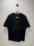 P65 款号TM1128 LV 路易威登胸口小标后背 logo 字母刺绣圆领短袖 面料：280 克32支双纱纯棉面料 工艺：重工精梳棉 螺纹同缸同色 整体不会有色差 当下热度爆款 男女情侣款 定制原版一致辅料 三标齐全 os宽松版型 最大可穿到200斤左右 颜色：黑色 白色 尺码：S M L XL
