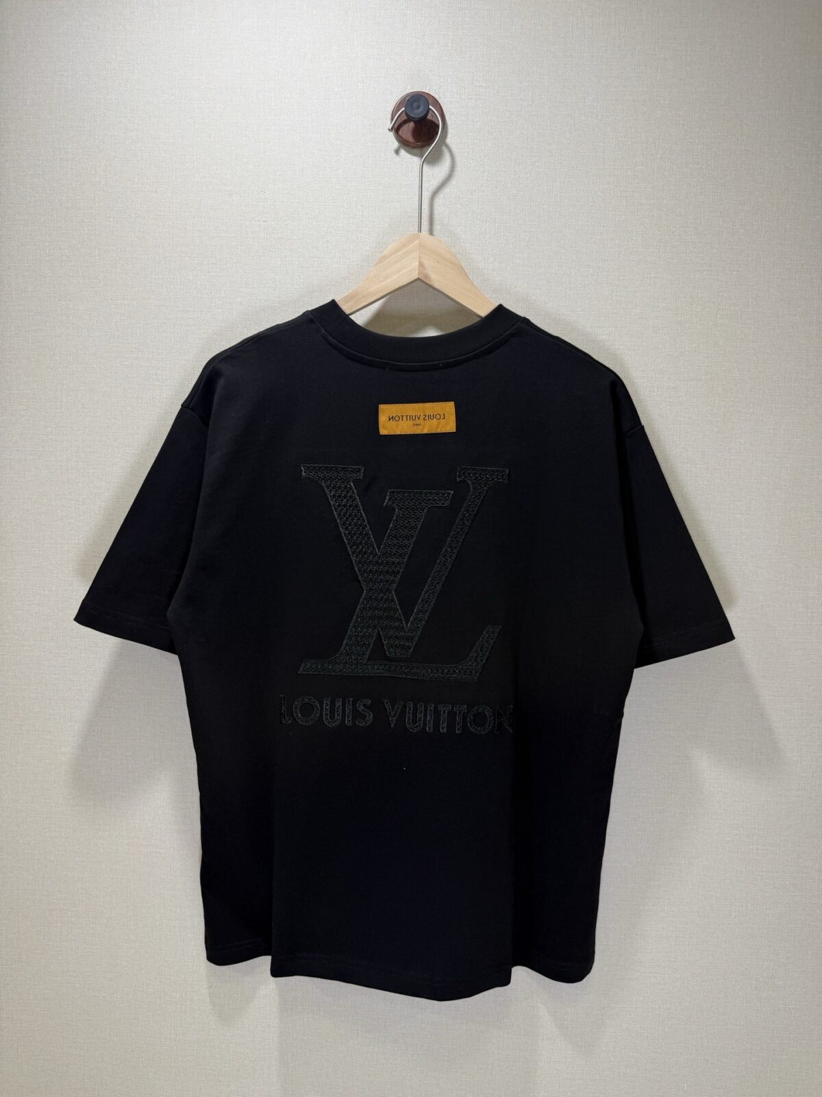 P65 款号TM1128 LV 路易威登胸口小标后背 logo 字母刺绣圆领短袖 面料：280 克32支双纱纯棉面料 工艺：重工精梳棉 螺纹同缸同色 整体不会有色差 当下热度爆款 男女情侣款 定制原版一致辅料 三标齐全 os宽松版型 最大可穿到200斤左右 颜色：黑色 白色 尺码：S M L XL