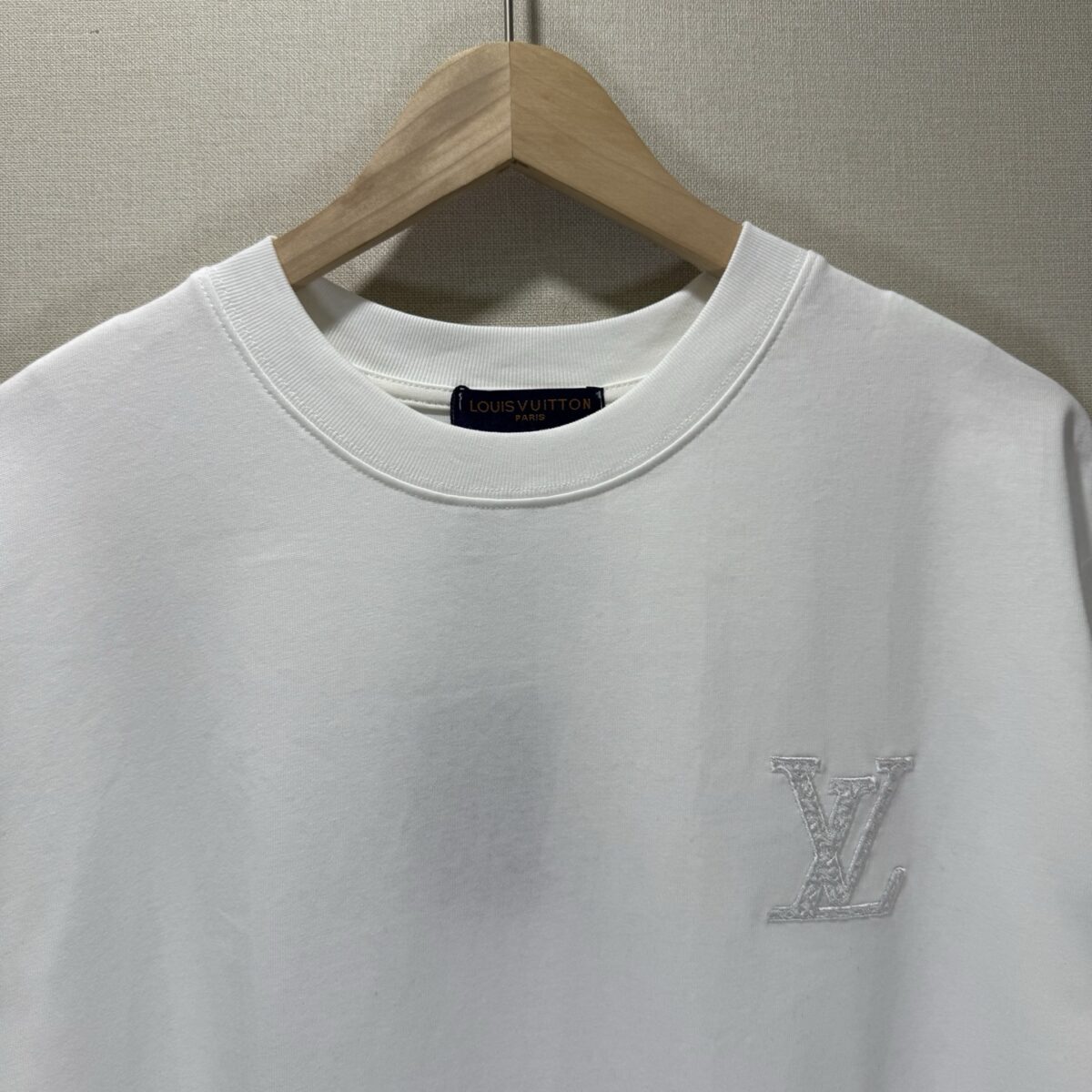 P65 款号TM1128 LV 路易威登胸口小标后背 logo 字母刺绣圆领短袖 面料：280 克32支双纱纯棉面料 工艺：重工精梳棉 螺纹同缸同色 整体不会有色差 当下热度爆款 男女情侣款 定制原版一致辅料 三标齐全 os宽松版型 最大可穿到200斤左右 颜色：黑色 白色 尺码：S M L XL