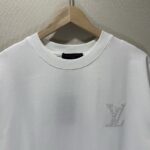 P65 款号TM1128 LV 路易威登胸口小标后背 logo 字母刺绣圆领短袖 面料：280 克32支双纱纯棉面料 工艺：重工精梳棉 螺纹同缸同色 整体不会有色差 当下热度爆款 男女情侣款 定制原版一致辅料 三标齐全 os宽松版型 最大可穿到200斤左右 颜色：黑色 白色 尺码：S M L XL