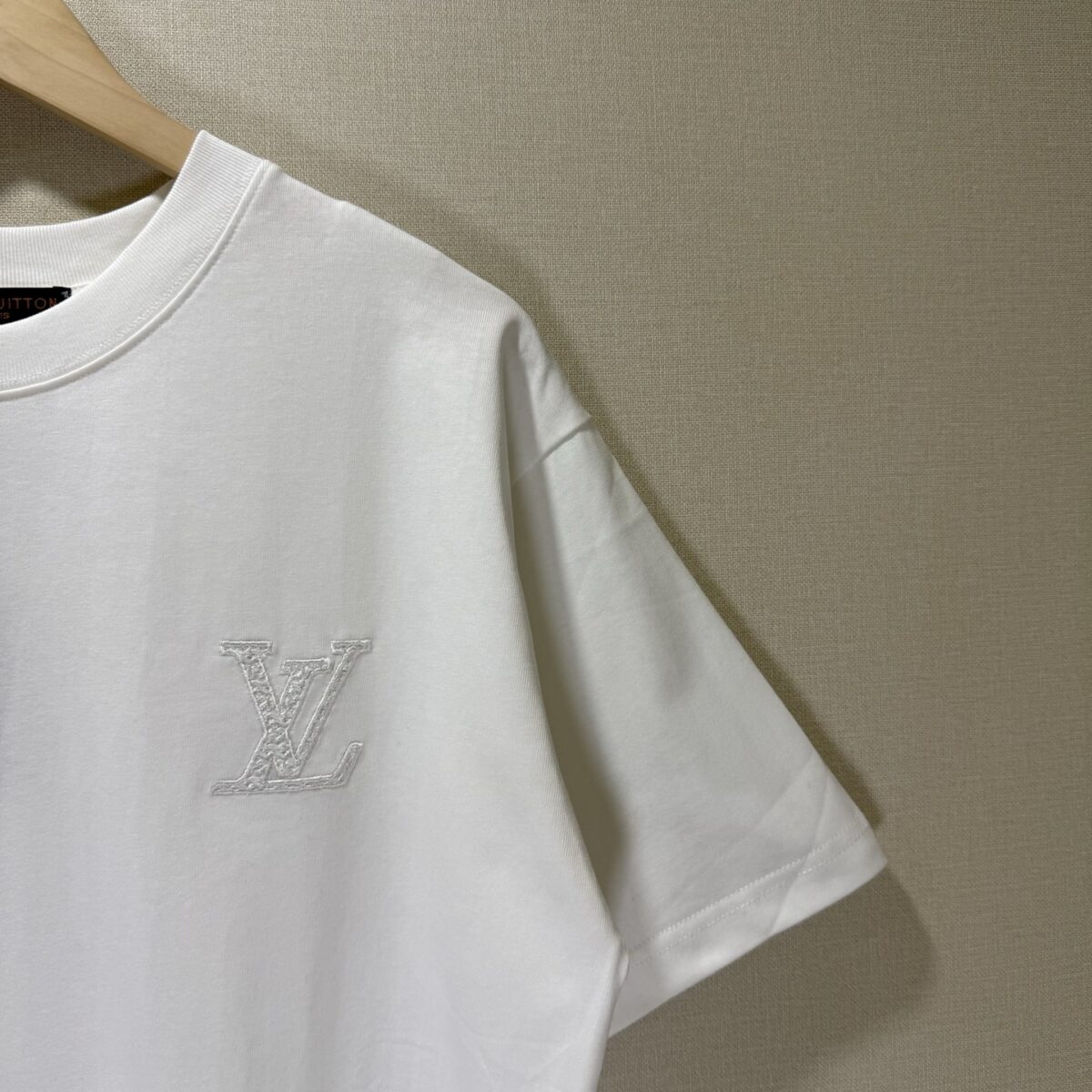 P65 款号TM1128 LV 路易威登胸口小标后背 logo 字母刺绣圆领短袖 面料：280 克32支双纱纯棉面料 工艺：重工精梳棉 螺纹同缸同色 整体不会有色差 当下热度爆款 男女情侣款 定制原版一致辅料 三标齐全 os宽松版型 最大可穿到200斤左右 颜色：黑色 白色 尺码：S M L XL