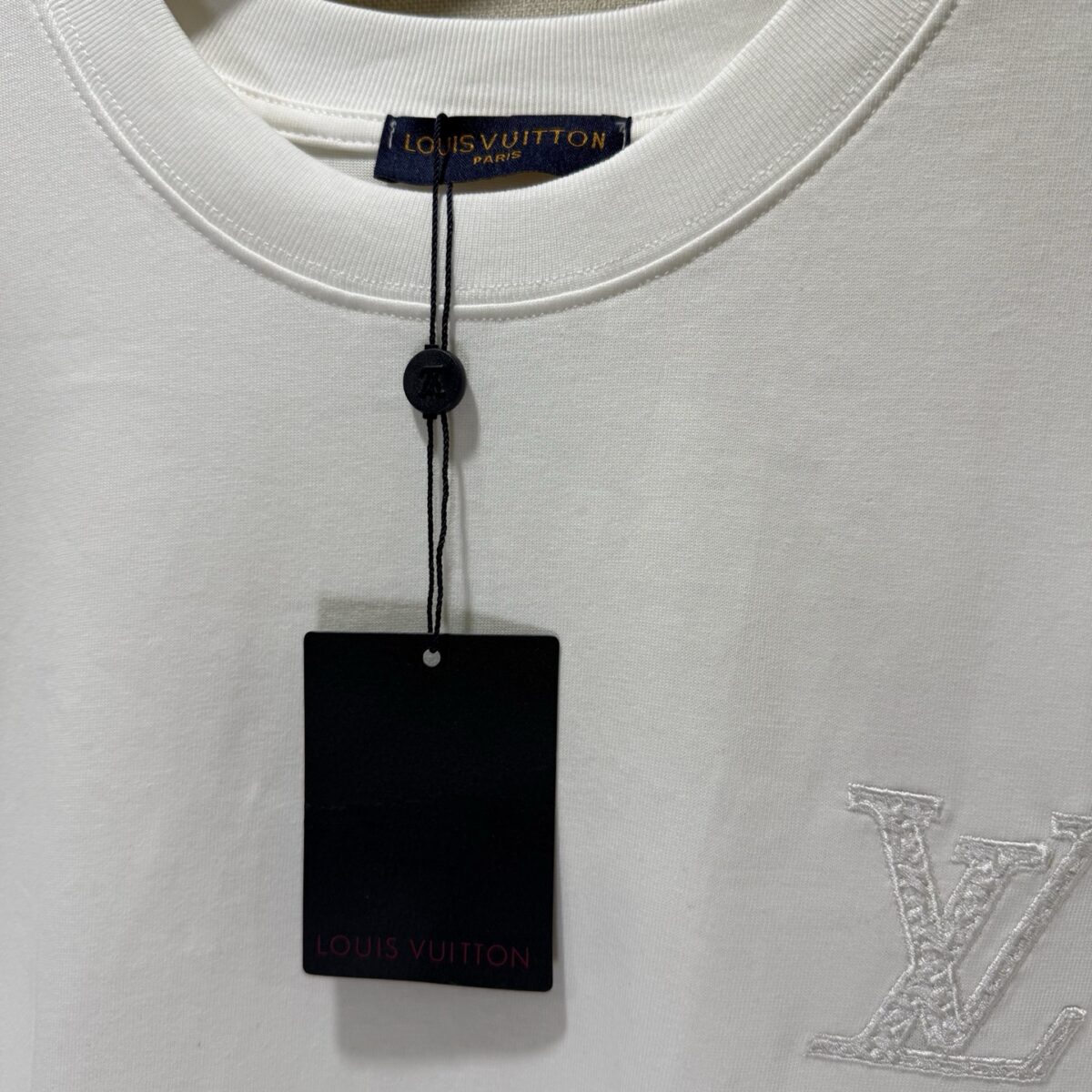 P65 款号TM1128 LV 路易威登胸口小标后背 logo 字母刺绣圆领短袖 面料：280 克32支双纱纯棉面料 工艺：重工精梳棉 螺纹同缸同色 整体不会有色差 当下热度爆款 男女情侣款 定制原版一致辅料 三标齐全 os宽松版型 最大可穿到200斤左右 颜色：黑色 白色 尺码：S M L XL