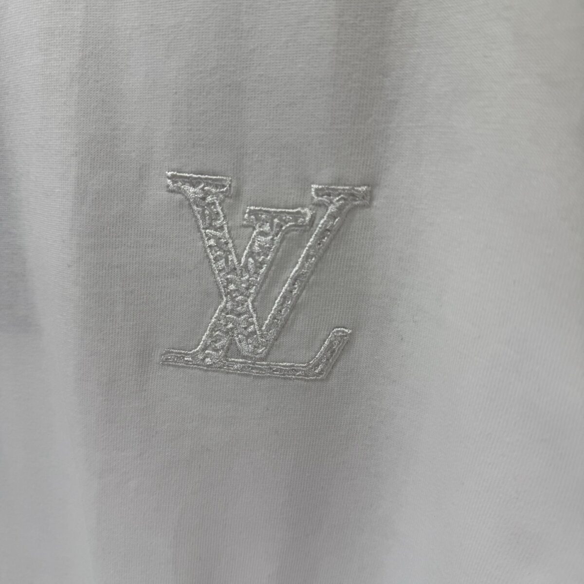 P65 款号TM1128 LV 路易威登胸口小标后背 logo 字母刺绣圆领短袖 面料：280 克32支双纱纯棉面料 工艺：重工精梳棉 螺纹同缸同色 整体不会有色差 当下热度爆款 男女情侣款 定制原版一致辅料 三标齐全 os宽松版型 最大可穿到200斤左右 颜色：黑色 白色 尺码：S M L XL