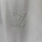 P65 款号TM1128 LV 路易威登胸口小标后背 logo 字母刺绣圆领短袖 面料：280 克32支双纱纯棉面料 工艺：重工精梳棉 螺纹同缸同色 整体不会有色差 当下热度爆款 男女情侣款 定制原版一致辅料 三标齐全 os宽松版型 最大可穿到200斤左右 颜色：黑色 白色 尺码：S M L XL