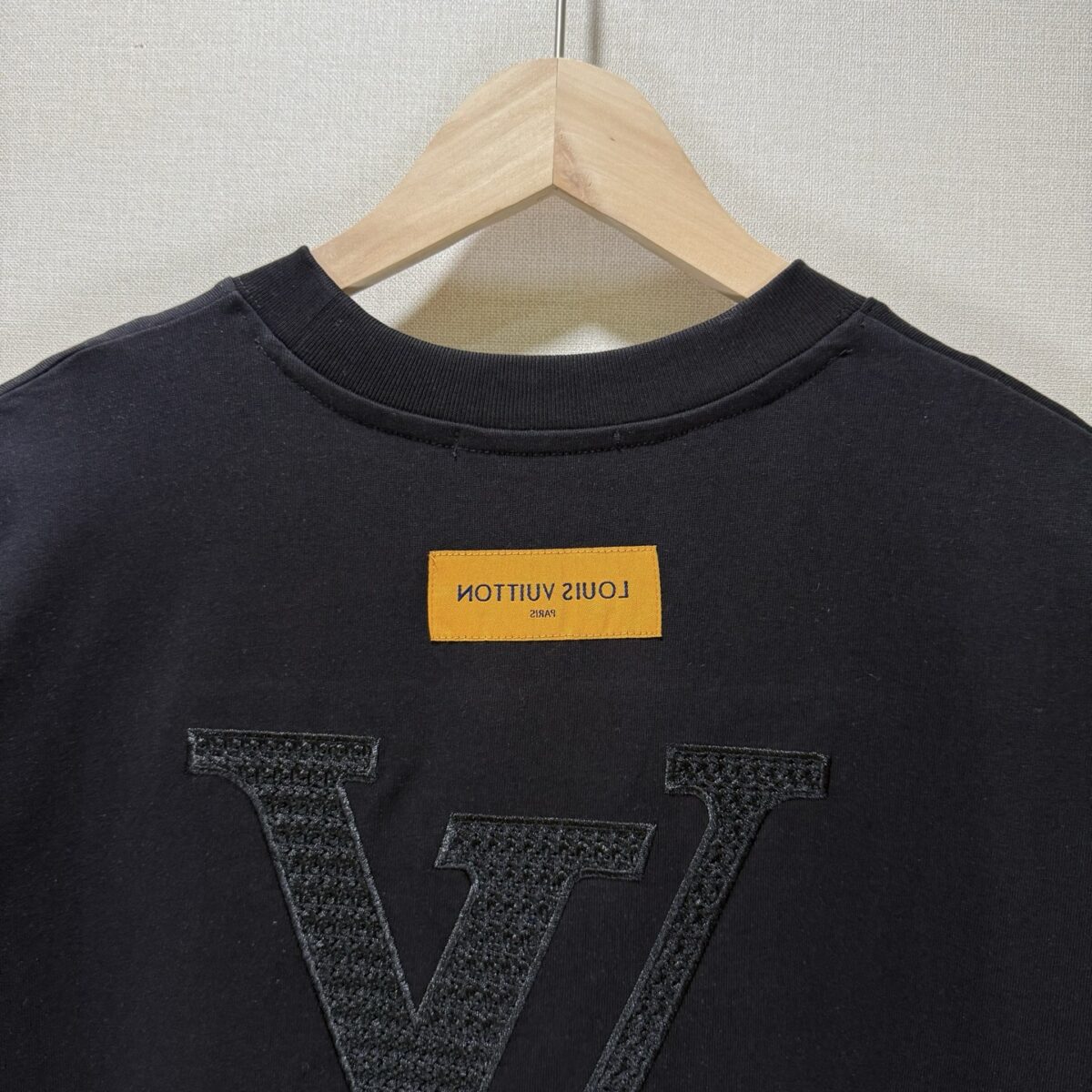 P65 款号TM1128 LV 路易威登胸口小标后背 logo 字母刺绣圆领短袖 面料：280 克32支双纱纯棉面料 工艺：重工精梳棉 螺纹同缸同色 整体不会有色差 当下热度爆款 男女情侣款 定制原版一致辅料 三标齐全 os宽松版型 最大可穿到200斤左右 颜色：黑色 白色 尺码：S M L XL