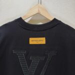 P65 款号TM1128 LV 路易威登胸口小标后背 logo 字母刺绣圆领短袖 面料：280 克32支双纱纯棉面料 工艺：重工精梳棉 螺纹同缸同色 整体不会有色差 当下热度爆款 男女情侣款 定制原版一致辅料 三标齐全 os宽松版型 最大可穿到200斤左右 颜色：黑色 白色 尺码：S M L XL