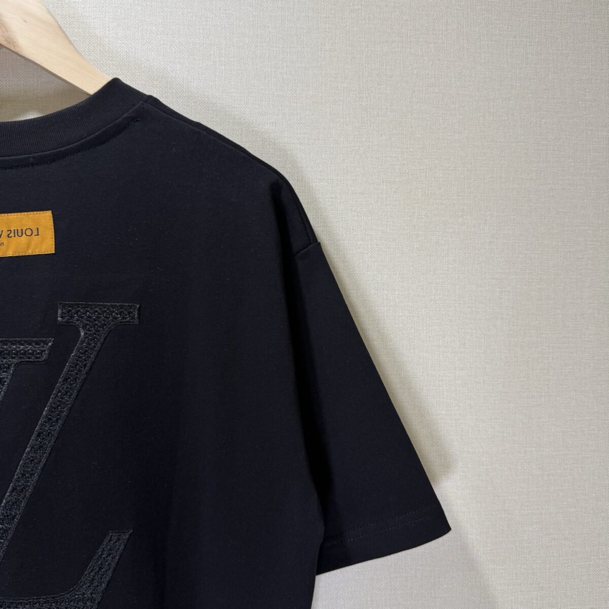 P65 款号TM1128 LV 路易威登胸口小标后背 logo 字母刺绣圆领短袖 面料：280 克32支双纱纯棉面料 工艺：重工精梳棉 螺纹同缸同色 整体不会有色差 当下热度爆款 男女情侣款 定制原版一致辅料 三标齐全 os宽松版型 最大可穿到200斤左右 颜色：黑色 白色 尺码：S M L XL