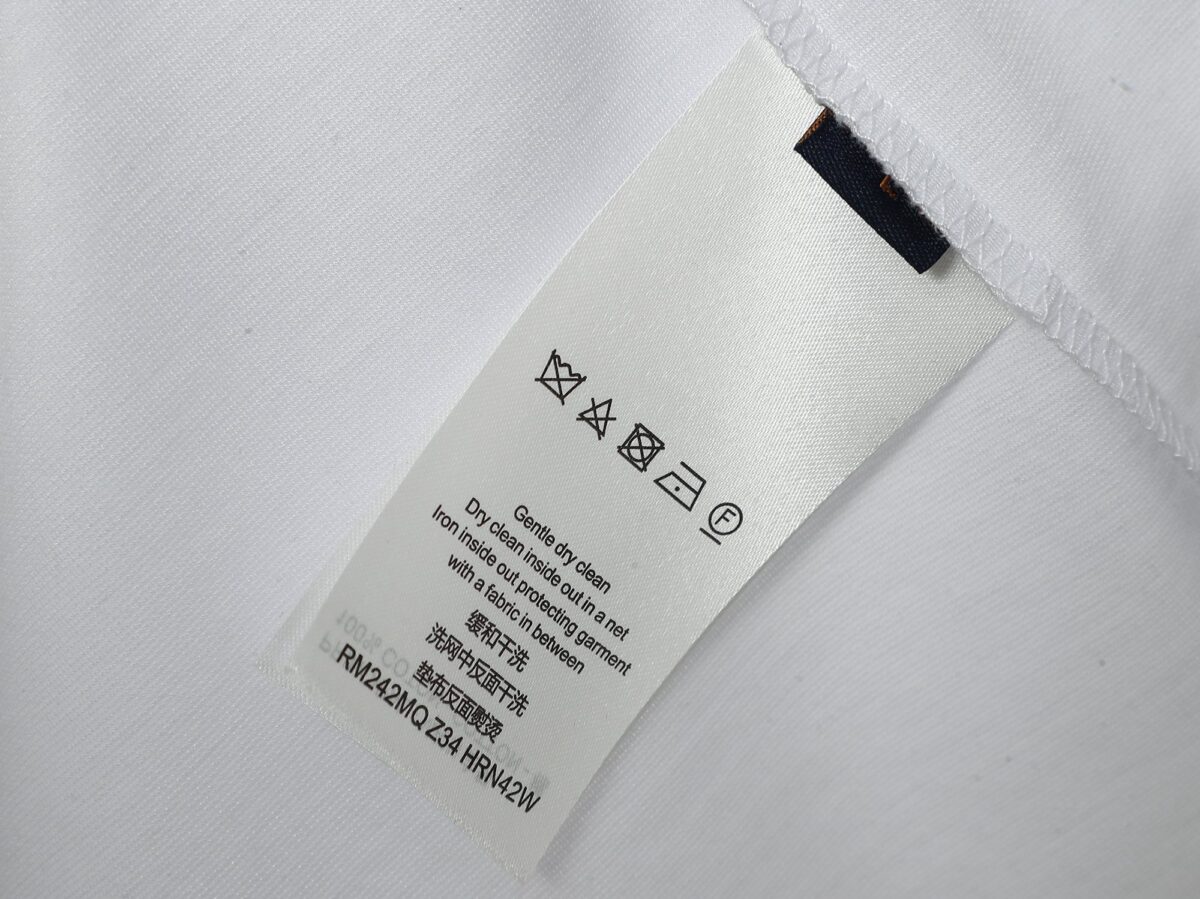 P65 🌸 路易威登LV（七色可选） 专柜经典爆款 采用天丝面料 圆领短袖 简约设计，肌理感强，冰丝面料透气凉爽，修身剪裁利落，商务休闲都适配，高级耐看。尺码：M-XXL码 （身高173体重150 穿L码）