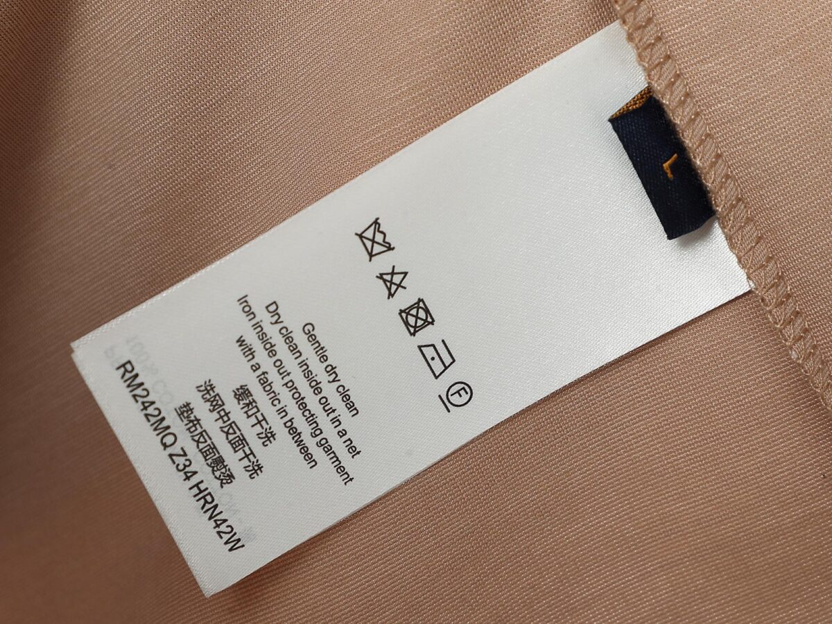 P65 🌸 路易威登LV（七色可选） 专柜经典爆款 采用天丝面料 圆领短袖 简约设计，肌理感强，冰丝面料透气凉爽，修身剪裁利落，商务休闲都适配，高级耐看。尺码：M-XXL码 （身高173体重150 穿L码）