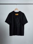 P65 款号26058 LV路易威登胸口小标后背大logo字母刺绣圆领短袖 黑白双色 情侣同款 全套包装 三标齐全 区别市场通货 随意对比 纯棉280克高克重32支双纱 不起球 不褪色 舒适透气 经过高温预缩处理 配套同缸1x1螺纹 反复水洗都不易变形 oversize宽松版型 最大可穿240合身 以下宽松 原版配套辅料1:1 主唛工艺 非常的高端 尺码S-XL
