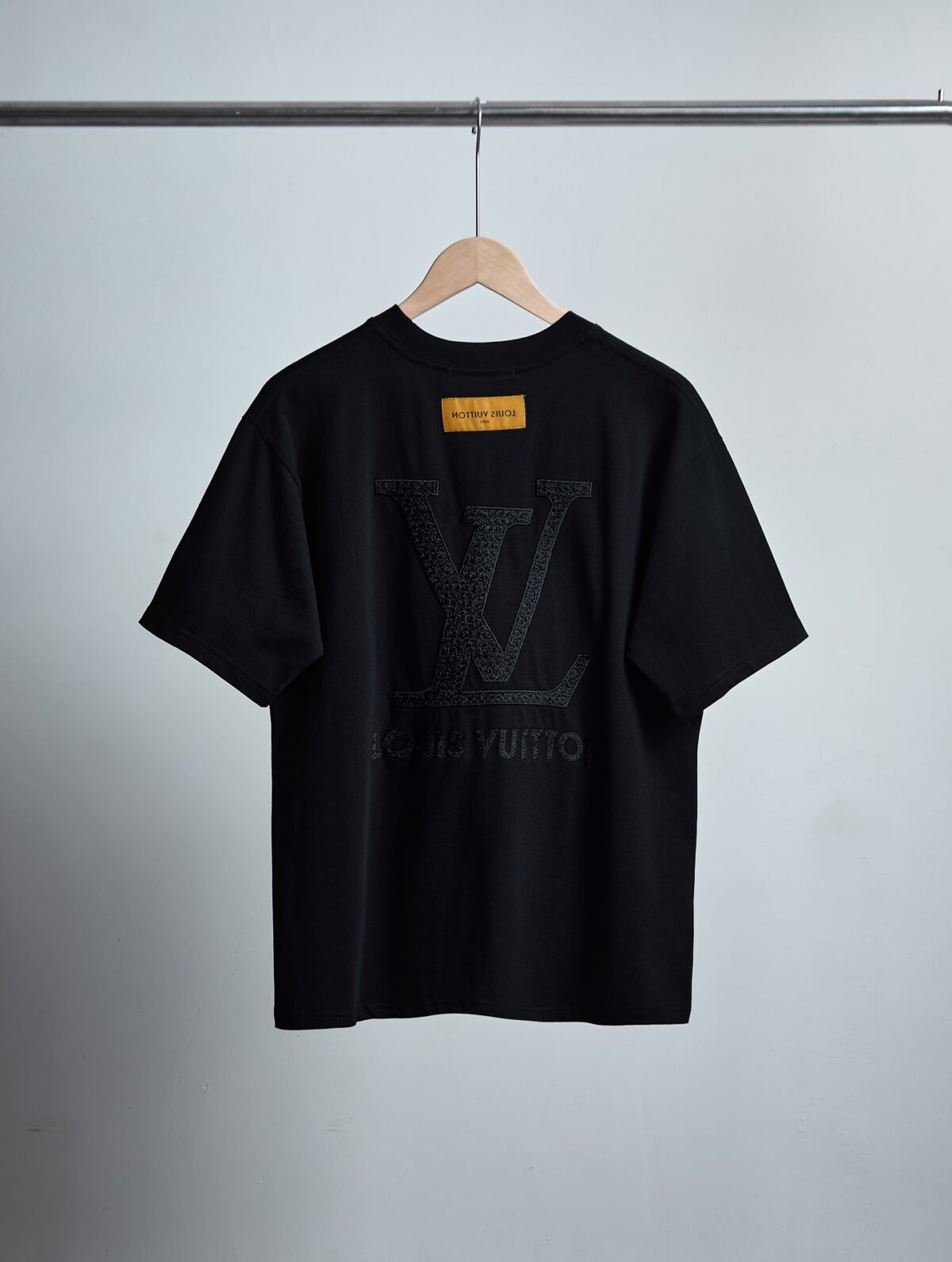 P65 款号26058 LV路易威登胸口小标后背大logo字母刺绣圆领短袖 黑白双色 情侣同款 全套包装 三标齐全 区别市场通货 随意对比 纯棉280克高克重32支双纱 不起球 不褪色 舒适透气 经过高温预缩处理 配套同缸1x1螺纹 反复水洗都不易变形 oversize宽松版型 最大可穿240合身 以下宽松 原版配套辅料1:1 主唛工艺 非常的高端 尺码S-XL