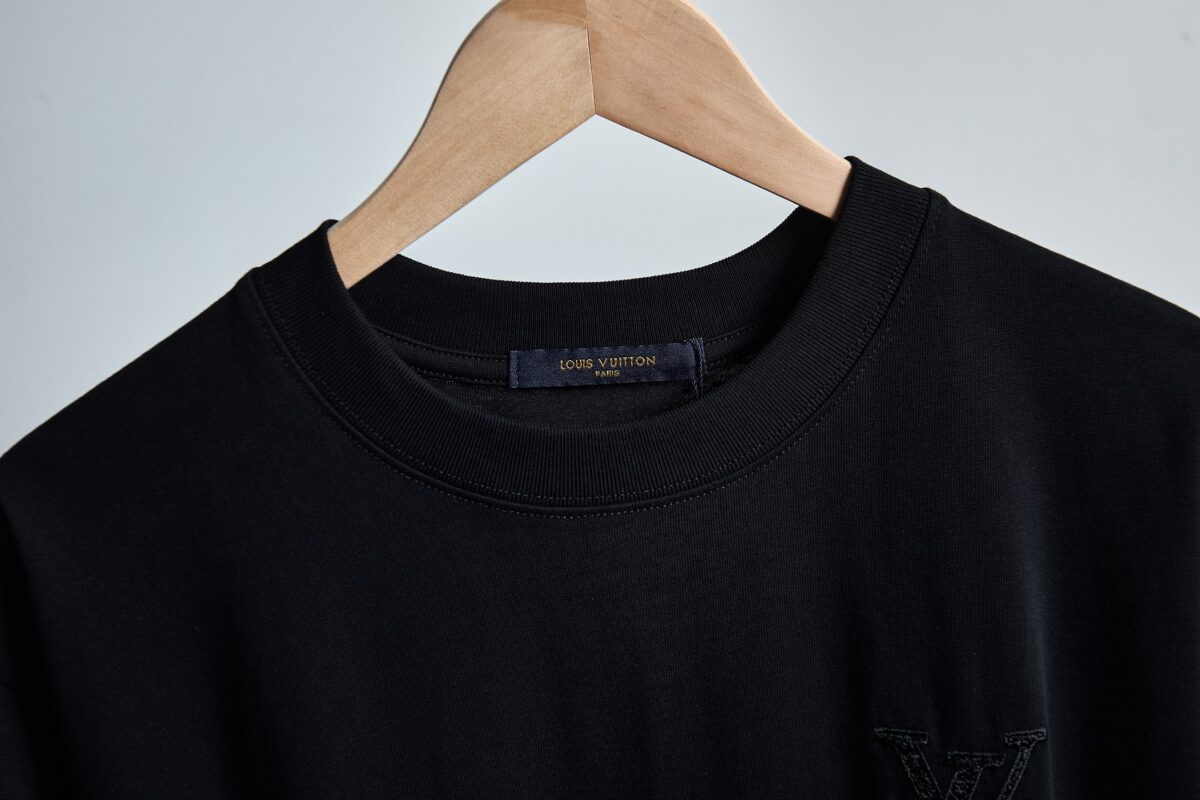 P65 款号26058 LV路易威登胸口小标后背大logo字母刺绣圆领短袖 黑白双色 情侣同款 全套包装 三标齐全 区别市场通货 随意对比 纯棉280克高克重32支双纱 不起球 不褪色 舒适透气 经过高温预缩处理 配套同缸1x1螺纹 反复水洗都不易变形 oversize宽松版型 最大可穿240合身 以下宽松 原版配套辅料1:1 主唛工艺 非常的高端 尺码S-XL