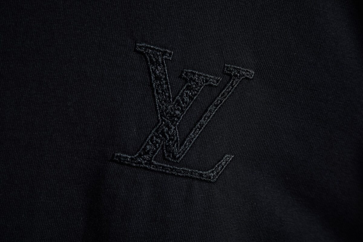 P65 款号26058 LV路易威登胸口小标后背大logo字母刺绣圆领短袖 黑白双色 情侣同款 全套包装 三标齐全 区别市场通货 随意对比 纯棉280克高克重32支双纱 不起球 不褪色 舒适透气 经过高温预缩处理 配套同缸1x1螺纹 反复水洗都不易变形 oversize宽松版型 最大可穿240合身 以下宽松 原版配套辅料1:1 主唛工艺 非常的高端 尺码S-XL