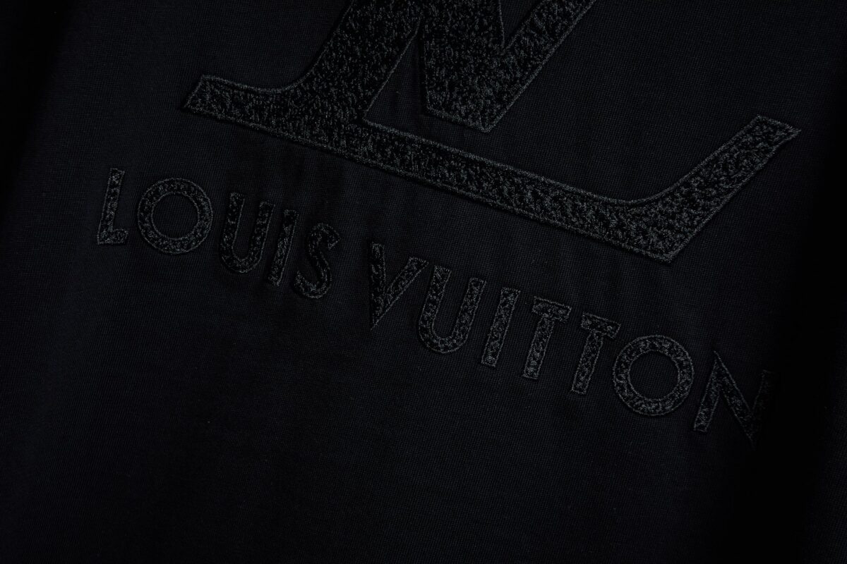 P65 款号26058 LV路易威登胸口小标后背大logo字母刺绣圆领短袖 黑白双色 情侣同款 全套包装 三标齐全 区别市场通货 随意对比 纯棉280克高克重32支双纱 不起球 不褪色 舒适透气 经过高温预缩处理 配套同缸1x1螺纹 反复水洗都不易变形 oversize宽松版型 最大可穿240合身 以下宽松 原版配套辅料1:1 主唛工艺 非常的高端 尺码S-XL