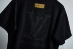 P65 款号26058 LV路易威登胸口小标后背大logo字母刺绣圆领短袖 黑白双色 情侣同款 全套包装 三标齐全 区别市场通货 随意对比 纯棉280克高克重32支双纱 不起球 不褪色 舒适透气 经过高温预缩处理 配套同缸1x1螺纹 反复水洗都不易变形 oversize宽松版型 最大可穿240合身 以下宽松 原版配套辅料1:1 主唛工艺 非常的高端 尺码S-XL
