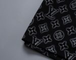 P65 路易威登25123# 2026年春夏新款男装圆领短袖T恤，280克重双纱纯棉面料 满身印花款 款式时尚又 帅气，面料舒适，做工严谨 ，走线工整。上身效果好·码数 M-3XL 黑色