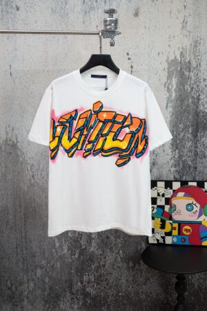 weigou_172928_0_5762eb5b4a P65 LV路易威登火焰裂纹logo涂鸦字母圆领短袖 官网买的样衣回来打的板 原色原版1:1 市场发这么低不发这个价格没办法🙁 情侣同款 全套包装 三标齐全 区别市场通货 随意对比 纯棉280克高克重32支双纱 不起球 不褪色 舒适透气 经过高温预缩处理 配套同缸1x1螺纹 反复水洗都不易变形 oversize宽松版型 最大可穿200合身 以下宽松 原版配套辅料1:1 主唛工艺 非常的高端 颜色:白色 尺码:XS S M L 款号:007