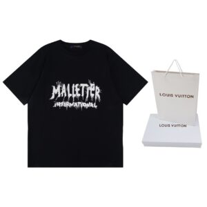 weigou_172947_0_e4b7c8ba51 P65 【顶级版本.官网品质】 LOUIS VUITTON*路易威登 LV 2024ss春夏新款1854系列走秀短袖T恤 采用原板独家定制260克32支双莎纯棉面料 质感非常柔软舒服 100%区别市场的顶级面料(不缩水 不变形 不起球) 搭配320克1x1螺纹(面料螺纹同缸定染无色差 不易变形) 原版1:1版型 原版1:1定制辅料 领标 洗水唛 吊牌 包装(细节完美) 款号:9930# 颜色:白色 黑色 尺码:XS S M L