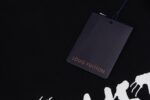 P65 【顶级版本.官网品质】 LOUIS VUITTON*路易威登 LV 2024ss春夏新款1854系列走秀短袖T恤 采用原板独家定制260克32支双莎纯棉面料 质感非常柔软舒服 100%区别市场的顶级面料(不缩水 不变形 不起球) 搭配320克1x1螺纹(面料螺纹同缸定染无色差 不易变形) 原版1:1版型 原版1:1定制辅料 领标 洗水唛 吊牌 包装(细节完美) 款号：9930# 颜色：白色 黑色 尺码：XS S M L