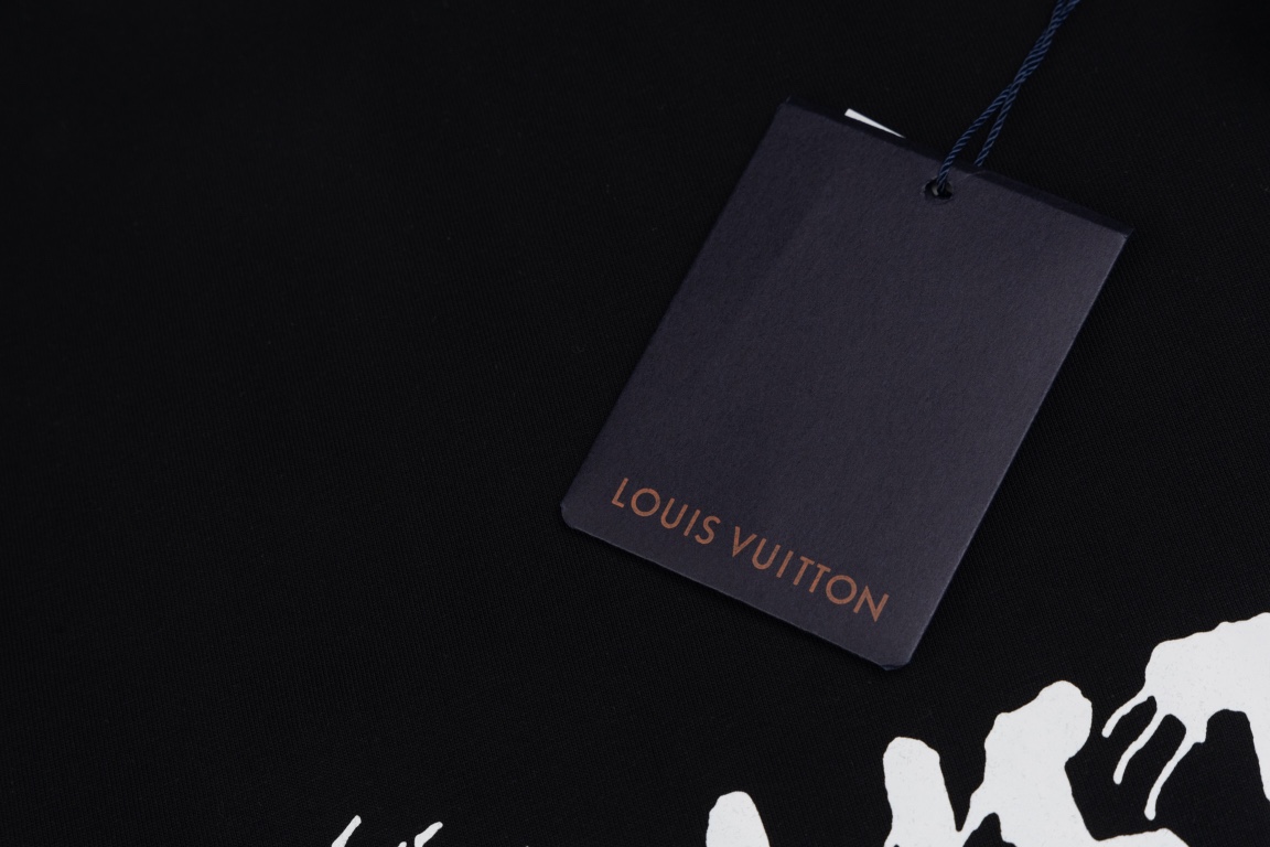 P65 【顶级版本.官网品质】 LOUIS VUITTON*路易威登 LV 2024ss春夏新款1854系列走秀短袖T恤 采用原板独家定制260克32支双莎纯棉面料 质感非常柔软舒服 100%区别市场的顶级面料(不缩水 不变形 不起球) 搭配320克1x1螺纹(面料螺纹同缸定染无色差 不易变形) 原版1:1版型 原版1:1定制辅料 领标 洗水唛 吊牌 包装(细节完美) 款号：9930# 颜色：白色 黑色 尺码：XS S M L
