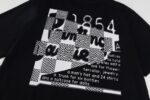 P65 【顶级版本.官网品质】 LOUIS VUITTON*路易威登 LV 2024ss春夏新款1854系列走秀短袖T恤 采用原板独家定制260克32支双莎纯棉面料 质感非常柔软舒服 100%区别市场的顶级面料(不缩水 不变形 不起球) 搭配320克1x1螺纹(面料螺纹同缸定染无色差 不易变形) 原版1:1版型 原版1:1定制辅料 领标 洗水唛 吊牌 包装(细节完美) 款号：9930# 颜色：白色 黑色 尺码：XS S M L