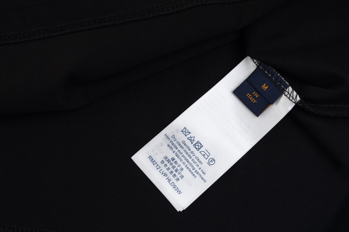 P65 【顶级版本.官网品质】 LOUIS VUITTON*路易威登 LV 2024ss春夏新款1854系列走秀短袖T恤 采用原板独家定制260克32支双莎纯棉面料 质感非常柔软舒服 100%区别市场的顶级面料(不缩水 不变形 不起球) 搭配320克1x1螺纹(面料螺纹同缸定染无色差 不易变形) 原版1:1版型 原版1:1定制辅料 领标 洗水唛 吊牌 包装(细节完美) 款号：9930# 颜色：白色 黑色 尺码：XS S M L