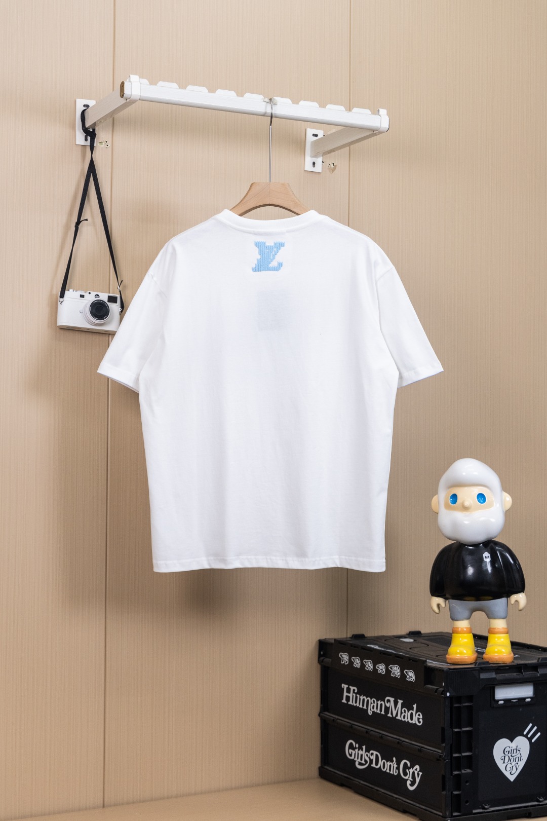 P65 挂拍图 顶级版本市场随意对比 LV 2026FW短袖T恤 LOGO绣花 高端32s双纱320克面料 重磅面料 定制拉架罗纹同缸同染 三标齐全 男女同款