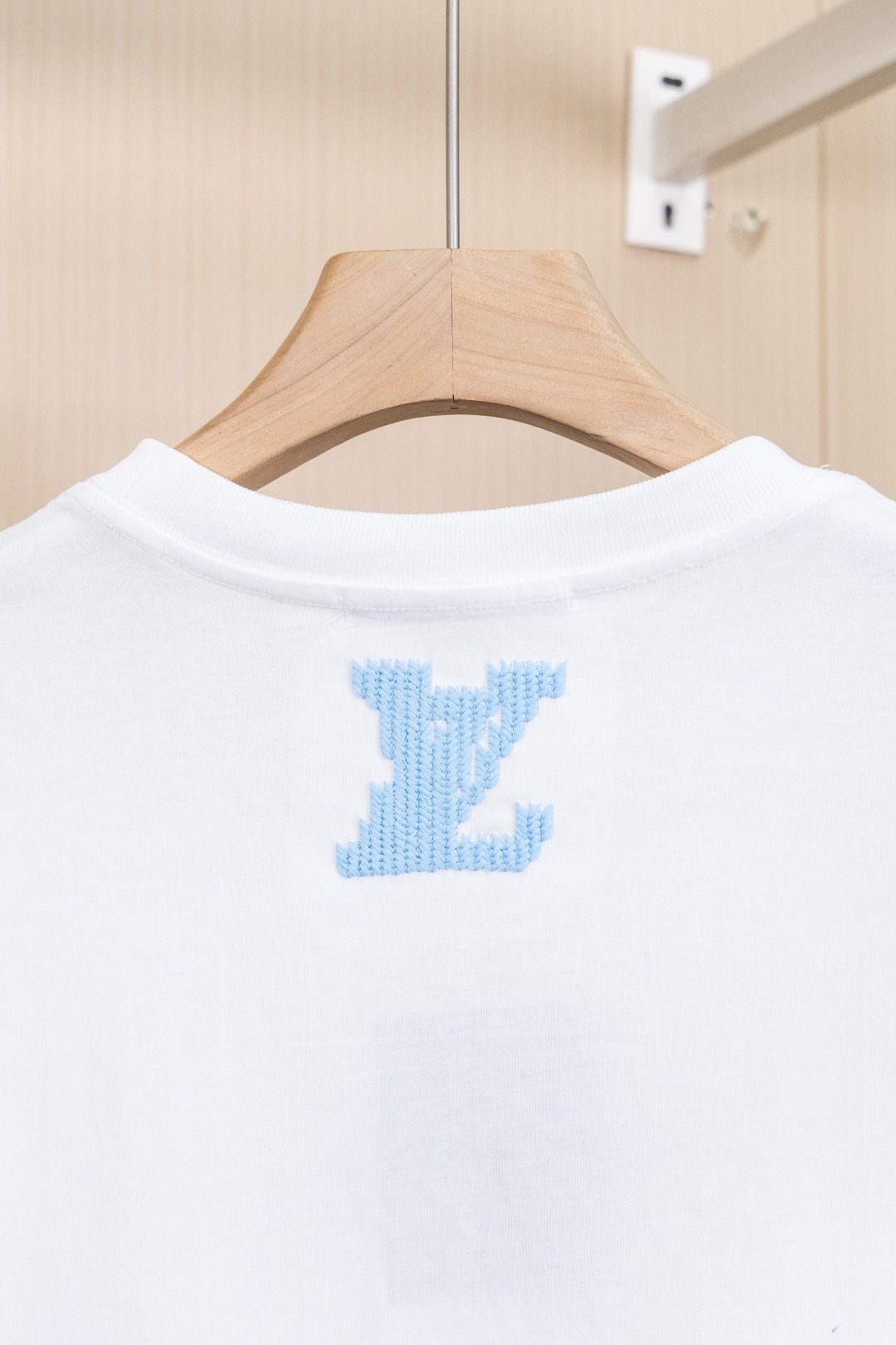 P65 挂拍图 顶级版本市场随意对比 LV 2026FW短袖T恤 LOGO绣花 高端32s双纱320克面料 重磅面料 定制拉架罗纹同缸同染 三标齐全 男女同款