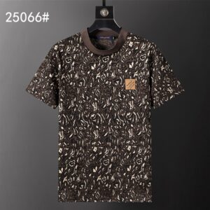 P65 路易威登2026年春夏新款男装圆领短袖T恤，针织提花面料 款式时尚又 帅气，面料舒适，做工严谨 ，走线工整。上身效果好·码数 M-3XL 咖色