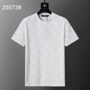 P65 路易威登2026年春夏新款男装圆领短袖T恤，毛巾提花面料 款式时尚又 帅气，面料舒适，做工严谨 ，走线工整。上身效果好·码数 M-3XL 白色