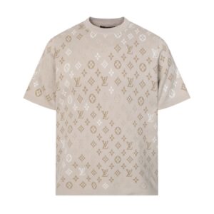 P85 款号:mm92 LV 路易25ss春夏新款 LV Monogram 满花针织短袖 轻奢主义 男女日常通勤穿搭必备单品 正确版本 欢迎对比 详细特征 面料采用原版一致重磅纯棉材质， 保证了穿着时的亲肤性与舒适度。全幅提花图案并非普通印花，而是采用提花织造技术。这意味着图案是在织布过程中一体成型，图案部分有凹凸的立体感，触感高级，且耐久不易脱落。通过精密的提花工艺，图案在不同光线和角度下会呈现微妙的色调变化与独特的光泽感，远看是迷彩纹理，近看则是精致的LV老花，质感非凡。定织定染 · 原版主唛水洗吊牌品牌防潮纸包装 颜色：杏色 尺码：S/M/L/XL