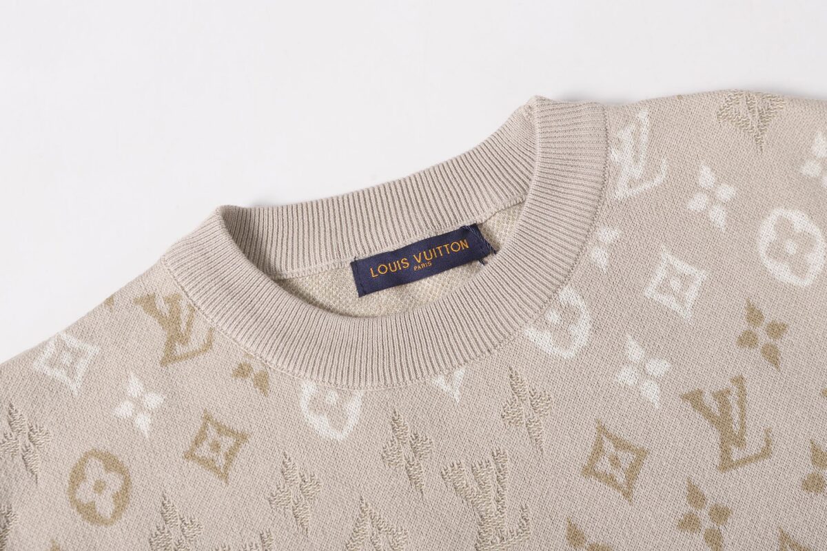 weigou_173151_2_f01cca4d85 P85 款号:mm92 LV 路易25ss春夏新款 LV Monogram 满花针织短袖 轻奢主义 男女日常通勤穿搭必备单品 正确版本 欢迎对比 详细特征 面料采用原版一致重磅纯棉材质, 保证了穿着时的亲肤性与舒适度。全幅提花图案并非普通印花,而是采用提花织造技术。这意味着图案是在织布过程中一体成型,图案部分有凹凸的立体感,触感高级,且耐久不易脱落。通过精密的提花工艺,图案在不同光线和角度下会呈现微妙的色调变化与独特的光泽感,远看是迷彩纹理,近看则是精致的LV老花,质感非凡。定织定染 · 原版主唛水洗吊牌品牌防潮纸包装 颜色:杏色 尺码:S/M/L/XL