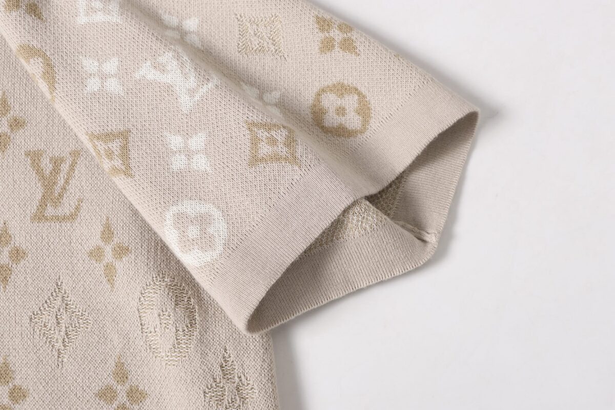 weigou_173151_5_1bfee8f639 P85 款号:mm92 LV 路易25ss春夏新款 LV Monogram 满花针织短袖 轻奢主义 男女日常通勤穿搭必备单品 正确版本 欢迎对比 详细特征 面料采用原版一致重磅纯棉材质, 保证了穿着时的亲肤性与舒适度。全幅提花图案并非普通印花,而是采用提花织造技术。这意味着图案是在织布过程中一体成型,图案部分有凹凸的立体感,触感高级,且耐久不易脱落。通过精密的提花工艺,图案在不同光线和角度下会呈现微妙的色调变化与独特的光泽感,远看是迷彩纹理,近看则是精致的LV老花,质感非凡。定织定染 · 原版主唛水洗吊牌品牌防潮纸包装 颜色:杏色 尺码:S/M/L/XL