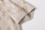 weigou_173151_5_1bfee8f639 P85 款号:mm92 LV 路易25ss春夏新款 LV Monogram 满花针织短袖 轻奢主义 男女日常通勤穿搭必备单品 正确版本 欢迎对比 详细特征 面料采用原版一致重磅纯棉材质, 保证了穿着时的亲肤性与舒适度。全幅提花图案并非普通印花,而是采用提花织造技术。这意味着图案是在织布过程中一体成型,图案部分有凹凸的立体感,触感高级,且耐久不易脱落。通过精密的提花工艺,图案在不同光线和角度下会呈现微妙的色调变化与独特的光泽感,远看是迷彩纹理,近看则是精致的LV老花,质感非凡。定织定染 · 原版主唛水洗吊牌品牌防潮纸包装 颜色:杏色 尺码:S/M/L/XL