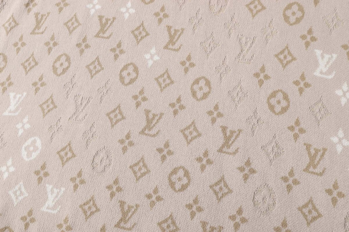 weigou_173151_6_44f8024d47 P85 款号:mm92 LV 路易25ss春夏新款 LV Monogram 满花针织短袖 轻奢主义 男女日常通勤穿搭必备单品 正确版本 欢迎对比 详细特征 面料采用原版一致重磅纯棉材质, 保证了穿着时的亲肤性与舒适度。全幅提花图案并非普通印花,而是采用提花织造技术。这意味着图案是在织布过程中一体成型,图案部分有凹凸的立体感,触感高级,且耐久不易脱落。通过精密的提花工艺,图案在不同光线和角度下会呈现微妙的色调变化与独特的光泽感,远看是迷彩纹理,近看则是精致的LV老花,质感非凡。定织定染 · 原版主唛水洗吊牌品牌防潮纸包装 颜色:杏色 尺码:S/M/L/XL