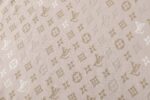 weigou_173151_6_44f8024d47 P85 款号:mm92 LV 路易25ss春夏新款 LV Monogram 满花针织短袖 轻奢主义 男女日常通勤穿搭必备单品 正确版本 欢迎对比 详细特征 面料采用原版一致重磅纯棉材质, 保证了穿着时的亲肤性与舒适度。全幅提花图案并非普通印花,而是采用提花织造技术。这意味着图案是在织布过程中一体成型,图案部分有凹凸的立体感,触感高级,且耐久不易脱落。通过精密的提花工艺,图案在不同光线和角度下会呈现微妙的色调变化与独特的光泽感,远看是迷彩纹理,近看则是精致的LV老花,质感非凡。定织定染 · 原版主唛水洗吊牌品牌防潮纸包装 颜色:杏色 尺码:S/M/L/XL