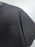 weigou_173166_4_62b68dde6e P85 LV 路易威登 短袖圆领T恤 280g 纯棉 手感质感都极完美!裁剪设计干净利落!简单又好看!走线做工非常精致!版型效果超赞! 采用进口定制定染面料 时尚不失奢华 品质毋庸置疑 上身效果超赞💂🏿 单品任何年龄阶段都可轻松驾驭 简单大方! 颜色:三标齐全 码数:M,L,xL,xxL