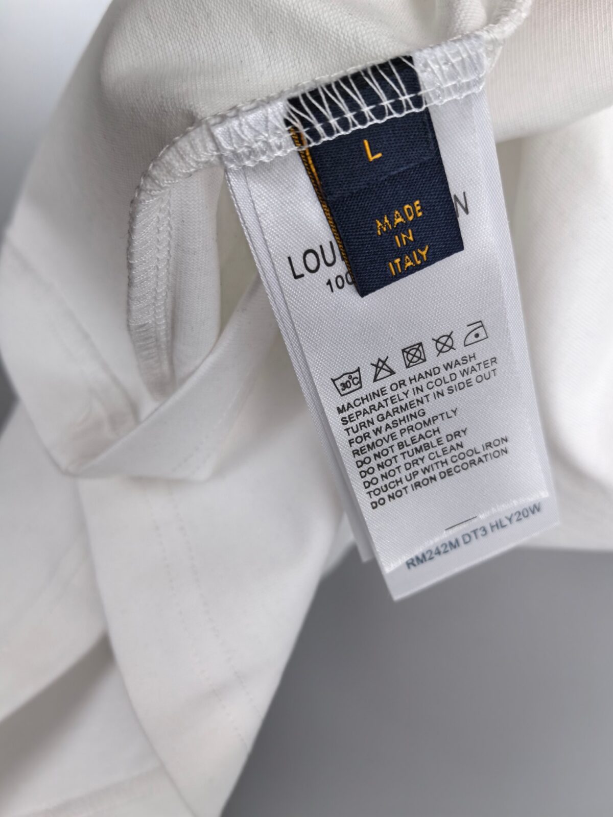 P85 LV 路易威登 短袖圆领T恤 280g 纯棉 手感质感都极完美！裁剪设计干净利落！简单又好看！走线做工非常精致！版型效果超赞！ 采用进口定制定染面料 时尚不失奢华 品质毋庸置疑 上身效果超赞💂🏿 单品任何年龄阶段都可轻松驾驭 简单大方！ 颜色：三标齐全 码数：M，L，xL，xxL