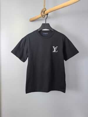 P85 LV 路易威登 短袖圆领T恤 280g 纯棉 手感质感都极完美！裁剪设计干净利落！简单又好看！走线做工非常精致！版型效果超赞！ 采用进口定制定染面料 时尚不失奢华 品质毋庸置疑 上身效果超赞💂🏿 单品任何年龄阶段都可轻松驾驭 简单大方！ 颜色：三标齐全 码数：M，L，xL，xxL