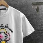 weigou_173270_3_0d8057ded8 P85 1v 路易* 2026春夏新款 独家拉布布联名限量款 彩色发泡+佳胶字母工艺 定制双纱平纹纯棉面料 短袖T恤 男女同款 尺码: S (90-130斤) M (120-150斤) L (140-165斤) XL (160-180斤) XXL (180-210斤) 颜色:黑色 白色