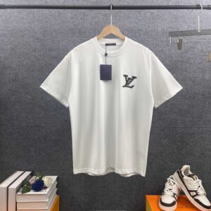 P85 1v *路易* 2026春夏新款 经典字母厚板硅胶+烫珠设计工艺 双纱定制平纹纯棉面料 短袖T恤 男女同款 颜色：黑色 白色 尺码： S （90-130斤） M （120-150斤） L （140-165斤） XL （160-180斤） XXL （180-210斤）