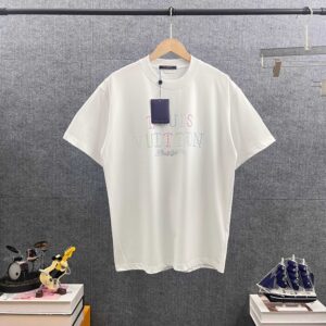 P85 1v 路易* 2026春夏新款 经典彩色字母烫珠+字母烫钻工艺 双纱定制平纹纯棉面料 短袖T恤 男女同款 颜色：黑色 白色 尺码： S （90-130斤） M （120-150斤） L （140-165斤） XL （160-180斤） XXL （180-210斤）