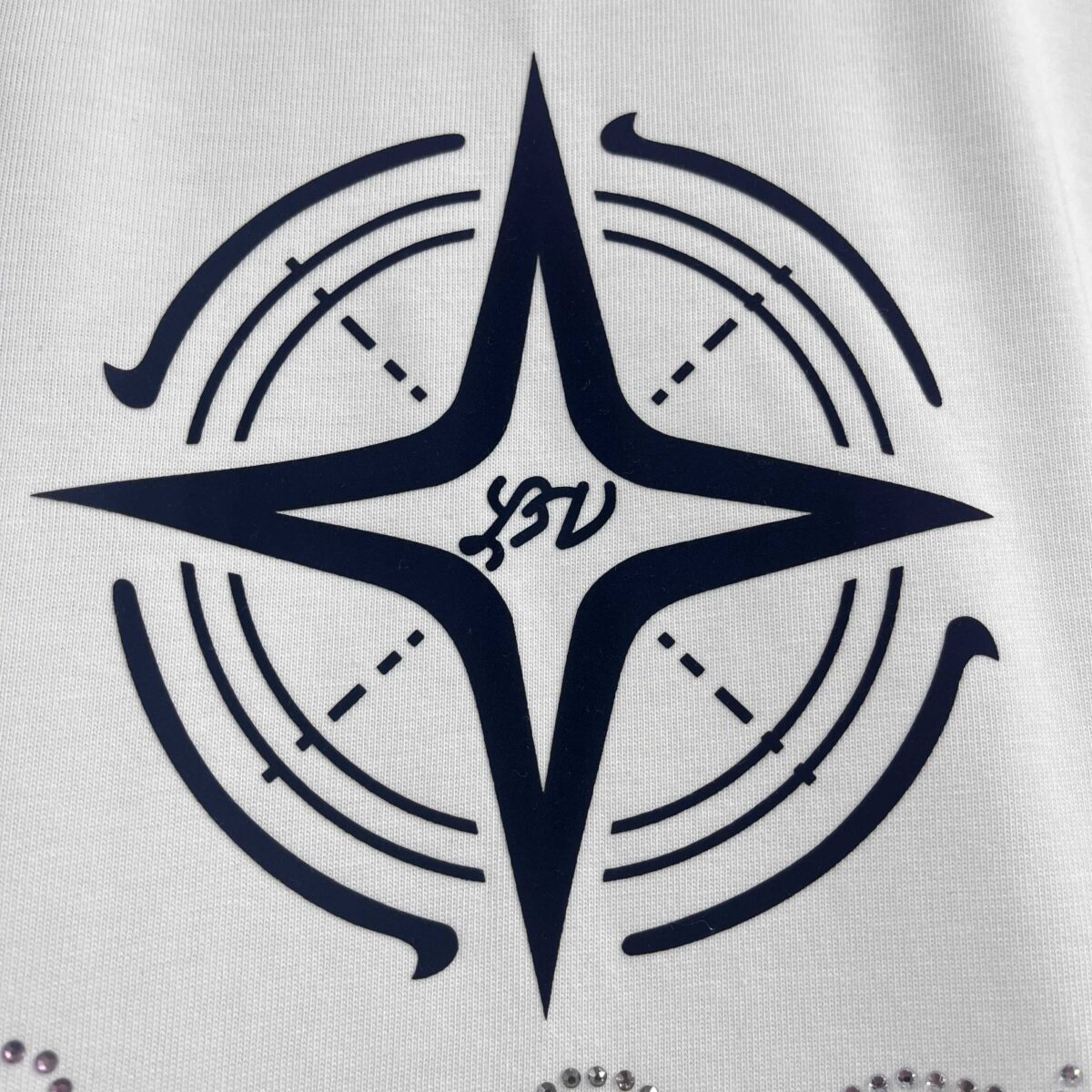 weigou_173316_6_68eae94e71 P85 1v* 路易* 2026春夏新款 经典logo立体植绒+字母立体烫钻工艺 双纱定制平纹纯棉面料 短袖T恤 男女同款 颜色:黑色 白色 尺码: S (90-130斤) M (120-150斤) L (140-165斤) XL (160-180斤) XXL (180-210斤)