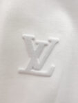 P85 LV 新款短袖T桖衫 三标齐全 原版面料 原版订制辅料 官方同款 采用32S 260克紧密面料，定制 同缸染面料 手感非常舒服爽滑 版型挺阔有型 一线品牌代工厂出品 衣领罗纹采用进口纱线织造 久穿不变形 春夏最新款式 时尚又个性 超级百搭好看的一款 男女都非常合适 人手必备款 尺码：S-XXL