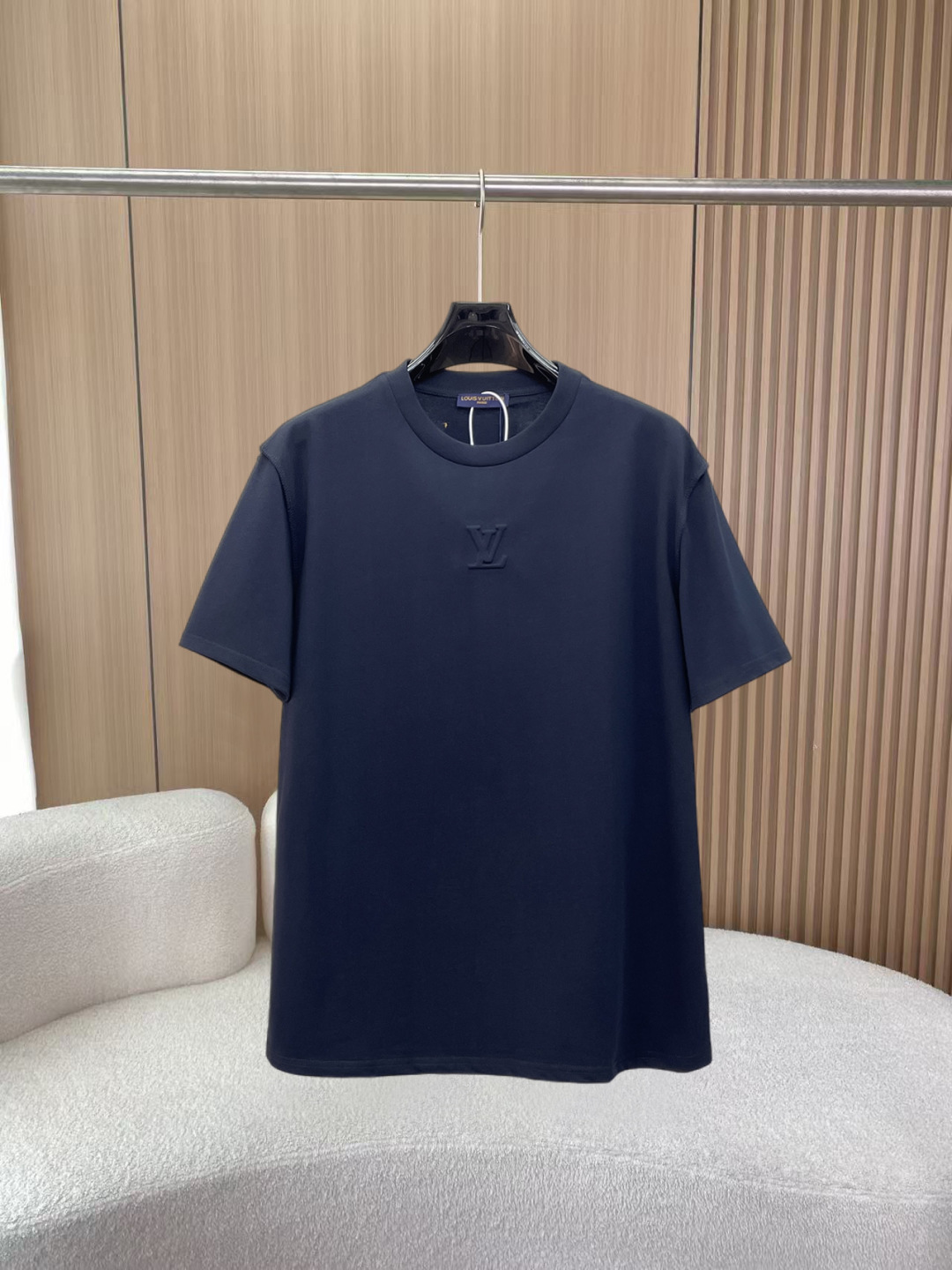 weigou_173364_0_dbe022d446 P85 LV 新款短袖T桖衫 三标齐全 原版面料 原版订制辅料 官方同款 采用32S 260克紧密面料,定制 同缸染面料 手感非常舒服爽滑 版型挺阔有型 一线品牌代工厂出品 衣领罗纹采用进口纱线织造 久穿不变形 春夏最新款式 时尚又个性 超级百搭好看的一款 男女都非常合适 人手必备款 尺码:S-XXL