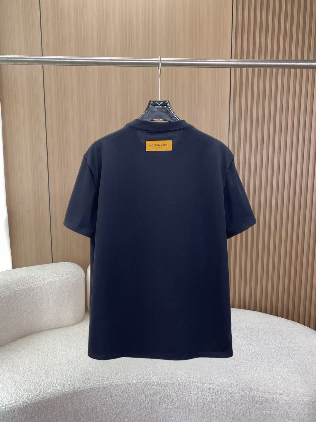 weigou_173364_1_33af27c0f2 P85 LV 新款短袖T桖衫 三标齐全 原版面料 原版订制辅料 官方同款 采用32S 260克紧密面料,定制 同缸染面料 手感非常舒服爽滑 版型挺阔有型 一线品牌代工厂出品 衣领罗纹采用进口纱线织造 久穿不变形 春夏最新款式 时尚又个性 超级百搭好看的一款 男女都非常合适 人手必备款 尺码:S-XXL