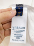 P85 LV 新款短袖T桖衫 三标齐全 原版面料 原版订制辅料 官方同款 采用32S 260克紧密面料，定制 同缸染面料 手感非常舒服爽滑 版型挺阔有型 一线品牌代工厂出品 衣领罗纹采用进口纱线织造 久穿不变形 春夏最新款式 时尚又个性 超级百搭好看的一款 男女都非常合适 人手必备款 尺码：S-XXL